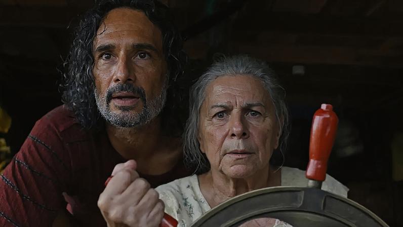 Rodrigo Santoro e Denise Weinberg em cena do longa "O Último Azul", de Gabriel Mascaro.