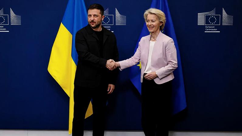 A presidente da Comissão Europeia, Ursula von der Leyen, cumprimenta o presidente ucraniano, Volodymyr Zelensky, antes de uma reunião na Comissão Europeia em Bruxelas, em 17 de agosto de 2025.