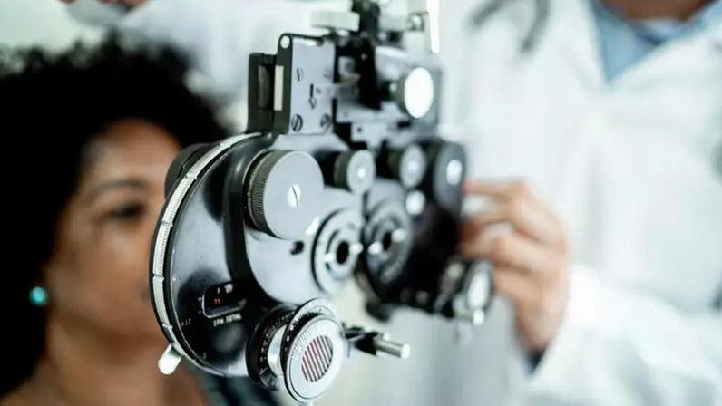 A miopia foi reclassificada como doença estrutural. Entenda os riscos do crescimento do globo ocular e saiba como proteger seus olhos