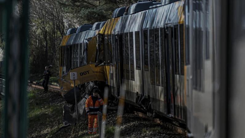Um trem danificado após a colisão entre dois trens entre as cidades de Hillerød e Kägerup, ao norte de Copenhague, em 23 de abril de 2026, que deixou muitos feridos.