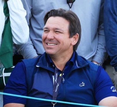 DeSantis assina lei que proíbe governos locais da Flórida de financiar DEI