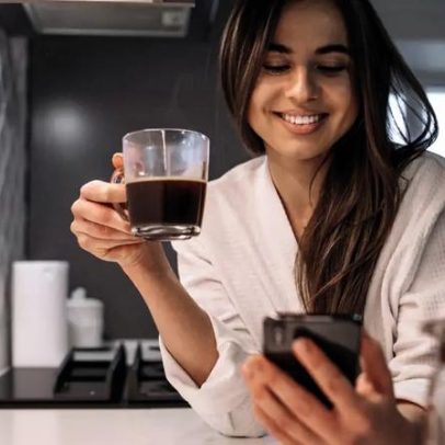 Especialista explica se o café mancha os dentes