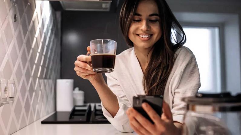 Enxaguar a boca com água depois do café reduz o risco de dentes manchados: adote esse hábito