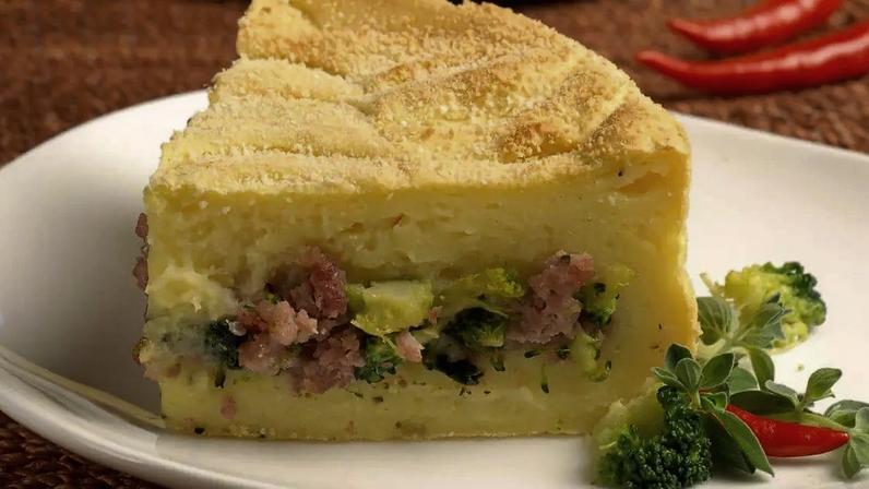 Torta de liquidificador de calabresa com brócolis