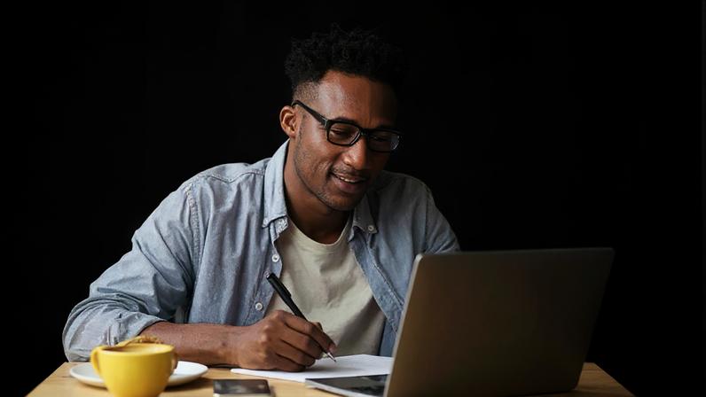 Aprender nunca foi tão acessível e, ao mesmo tempo, tão desafiador. O que mudou não foi apenas a quantidade de informação disponível, e sim a forma como o cérebro precisa lidar com ela. Entenda por que aprender parece mais difícil na atualidade.