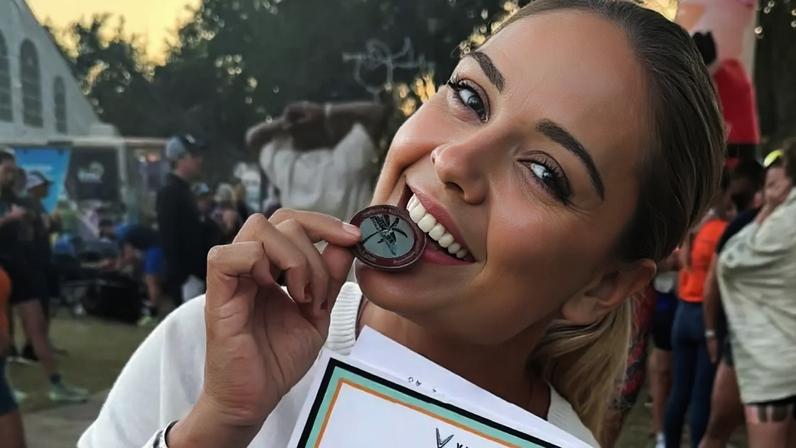 Mara Flávia comemora conclusão de prova em 2024 -