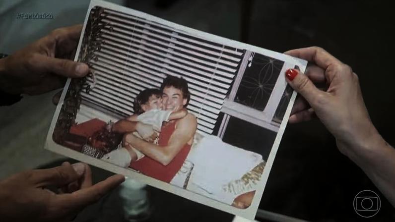 'Ele foi o herói que eu tive em casa', diz Tadeu Schmidt ao se despedir do irmão Oscar — Foto: Reprodução/Fantástico