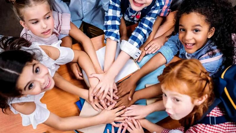 A psicologia do desenvolvimento mostra que a resiliência infantil não surge apenas de ambientes rígidos, mas da combinação entre afetos, limites claros, oportunidades de aprendizagem e condições de vida minimamente seguras – depositphotos.com / ArturVerkhovetskiy