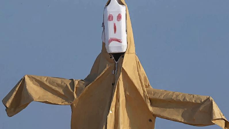 Espantalhos criativos chamam atenção em diferentes cenários