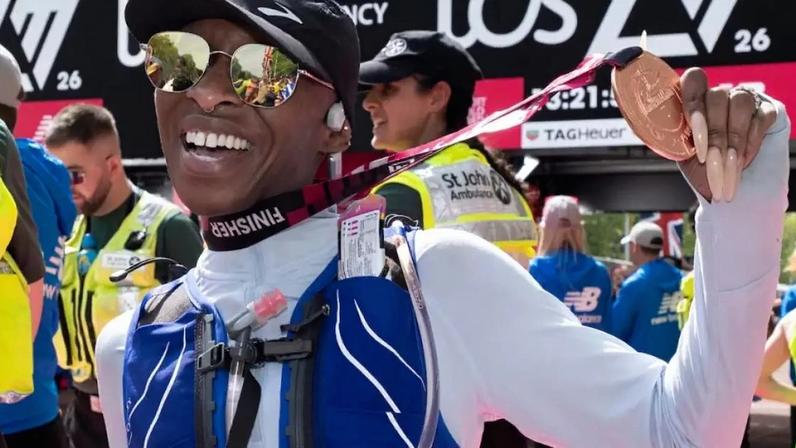 Cynthia Erivo, atriz premiada e estrela de Wicked, celebra sua conquista com a medalha na chegada da Maratona de Londres 2026, no The Mall (Foto: Andrew Baker for London Marathon Events)