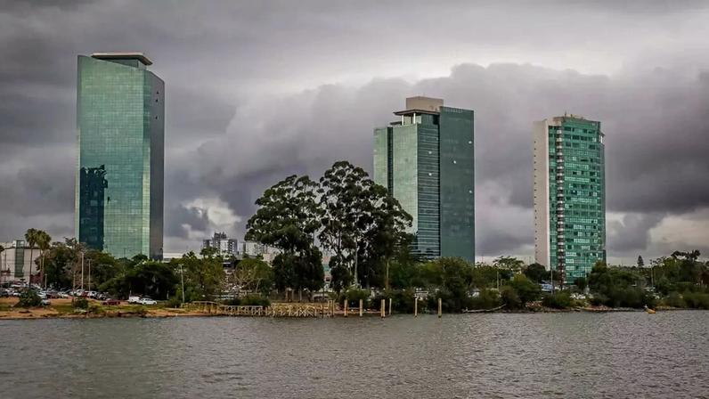 Ciclone no oceano e frente fria elevam a instabilidade no RS