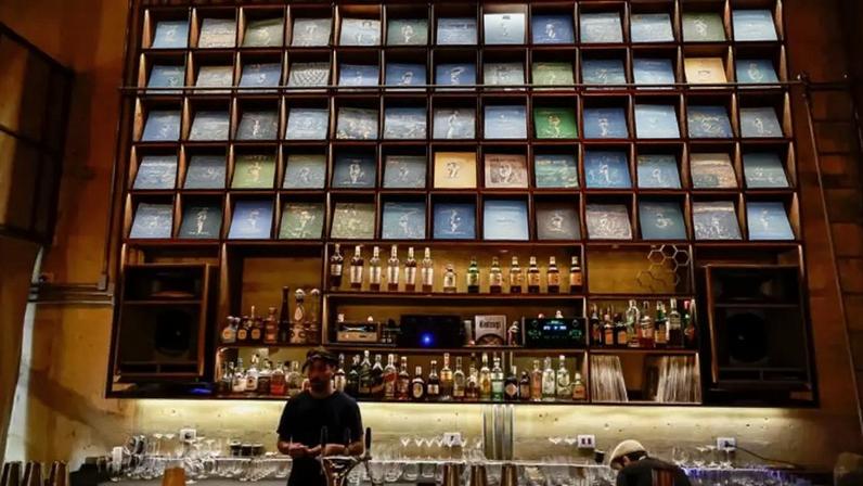 Listening bars de SP se inspiram no conceito japonês do jazz kissa. Na foto, o Kotchi, nos Jardins