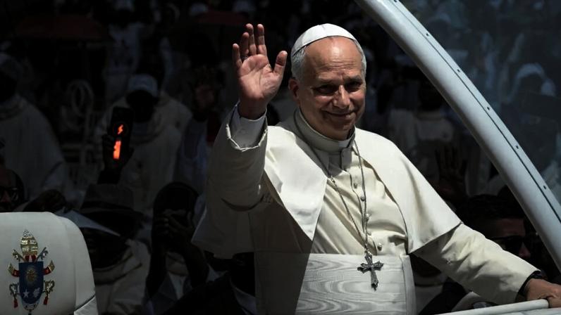 O papa Leão XIV acena para a multidão a partir do papamóvel ao chegar para presidir a Santa Missa na esplanada de Saurimo, em Saurimo, no oitavo dia de uma viagem apostólica de 11 dias à África, em 20 de abril de 2026.