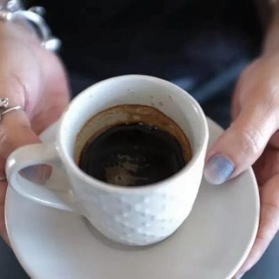 Café ao acordar pode não ser ideal; melhor horário para energia, diz ciência