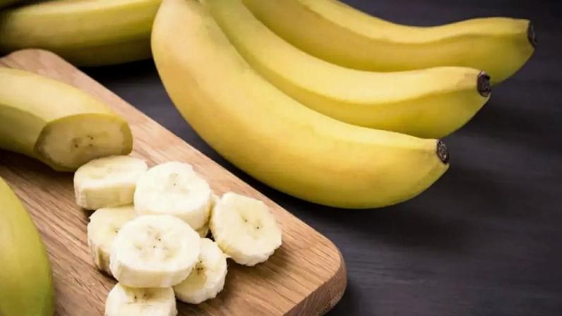 Banana ajuda a prevenir cãibras e melhorar o desempenho no treino