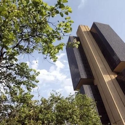Endividamento das famílias sobe para 49,9% em fevereiro e iguala recorde