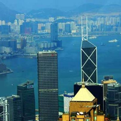 Hong Kong atrai turistas com polo comercial e vida urbana agitada