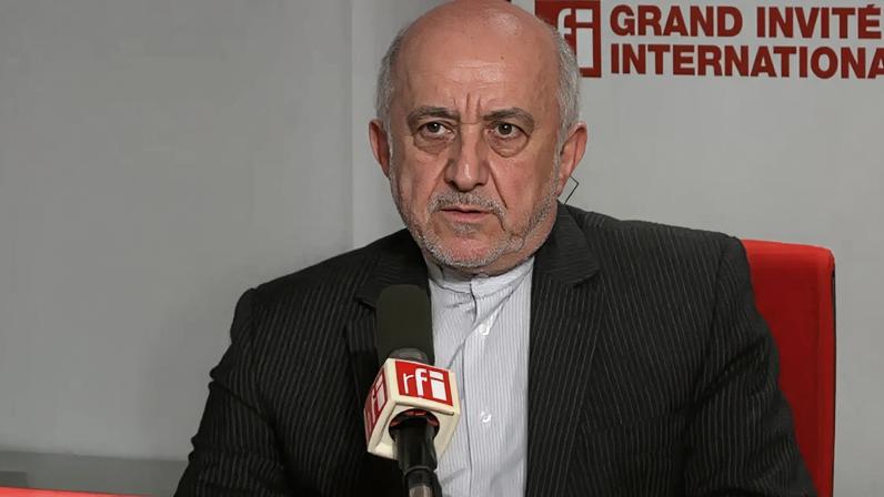 Mohammad Amin Nejad, embaixador do Irã na França, no estúdio da RFI em 17 de abril de 2026.