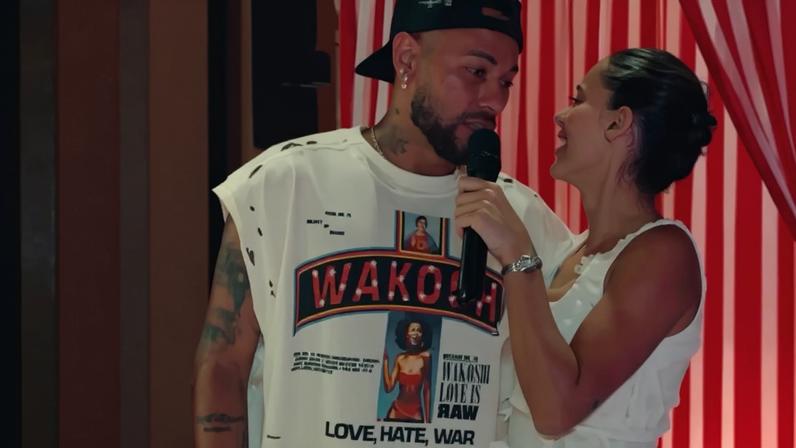 Leitura labial revela diálogo íntimo quase despercebido entre Neymar e Bruna Biancardi durante festa da influenciadora: 'Tá feliz?'.