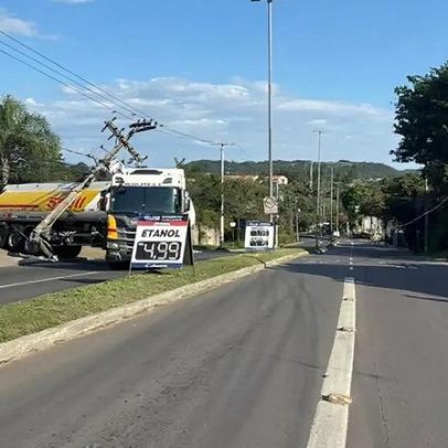 Caminhão-pipa colide em poste e bloqueia vias na Lomba do Pinheiro