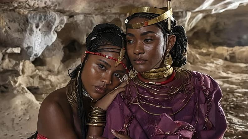 Alika (Duda Santos) e Niara (Erika Januza) de "A Nobreza do Amor"