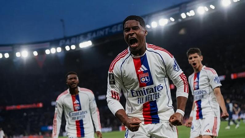 Endrick foi um dos destaques da vitória do Lyon sobre o PSG no Campeonato Francês –