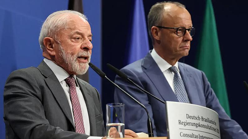 O presidente Lula ao lado do chanceler alemão, Friedrich Merz, durante coletiva de imprensa nesta segunda-feira (20) em Hanôver, no norte da Alemanha.