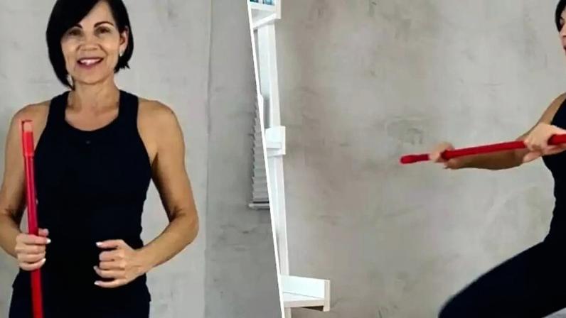 Bete Correia, personal trainer: 'Esta rotina simples e acessível, composta por três exercícios com o cabo de uma vassoura, vai ajudar você a fortalecer as pernas e melhorar o equilíbrio'.