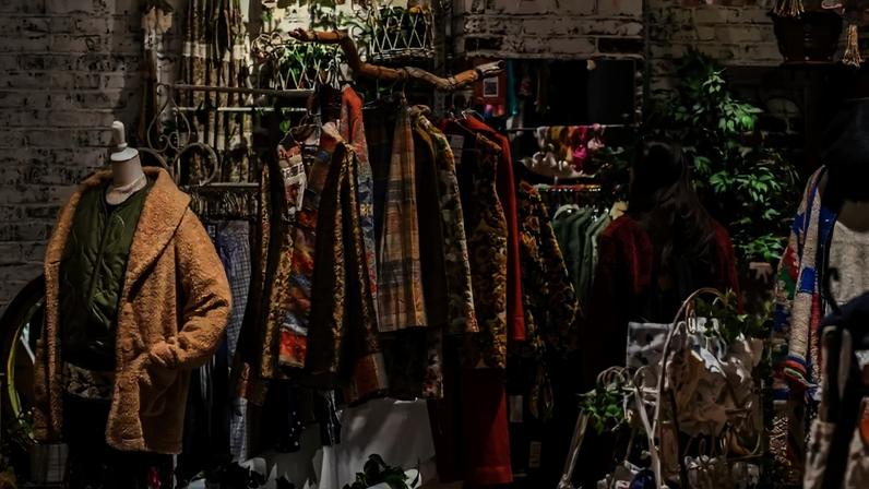 Vai a um brechó? 8 dicas valiosas que você precisa saber antes de cair nas compras