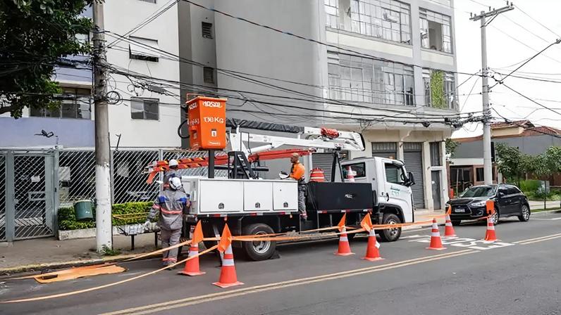A concessionária Enel informou que trabalha para reestabelecer o serviço para os clientes