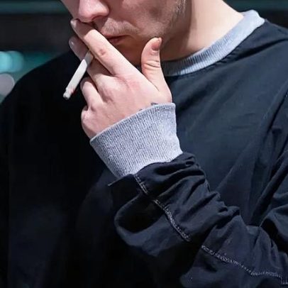 Parlamento britânico aprova lei que impede jovens de comprar cigarros