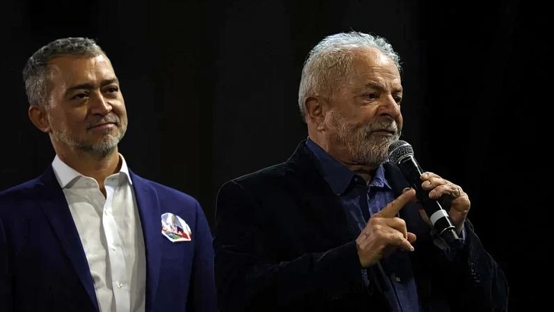 Pretto (esquerda) declarou que decisão foi tomada após pedido de Lula e do diretório nacional do PT - (crédito: Silvio Avila/AFP)