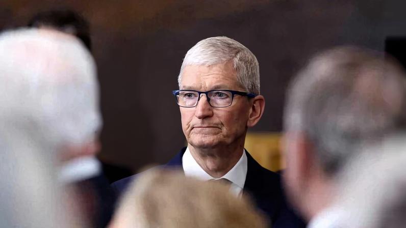 O CEO da Apple, Tim Cook, durante a posse de Trump - (crédito: KEVIN LAMARQUE / POOL / AFP)