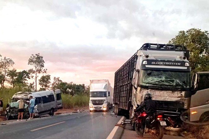 Destroços ficaram espalhados na via, que foi interditada para o atendimento às vítimas - (crédito: Material cedido/Diário de Formosa)