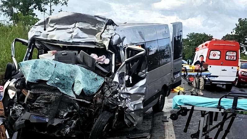 Destroços da van ficaram espalhados na via, que foi interditada - (crédito: Material cedido/Diário de Formosa)