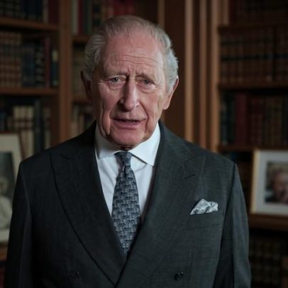 Rei Charles III diz que cenário mundial atual teria perturbado Elizabeth II