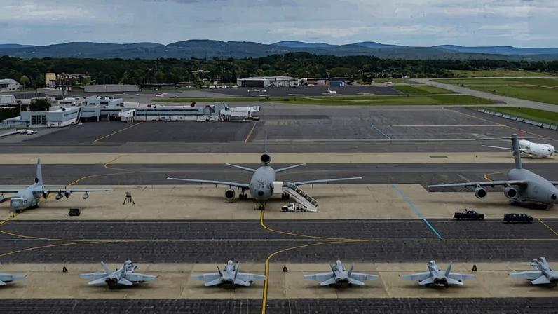 Mesmo após advertências de controladores sobre a necessidade de postura profissional, as brincadeiras continuaram - (crédito: Divulgação/Bangor International Airport)