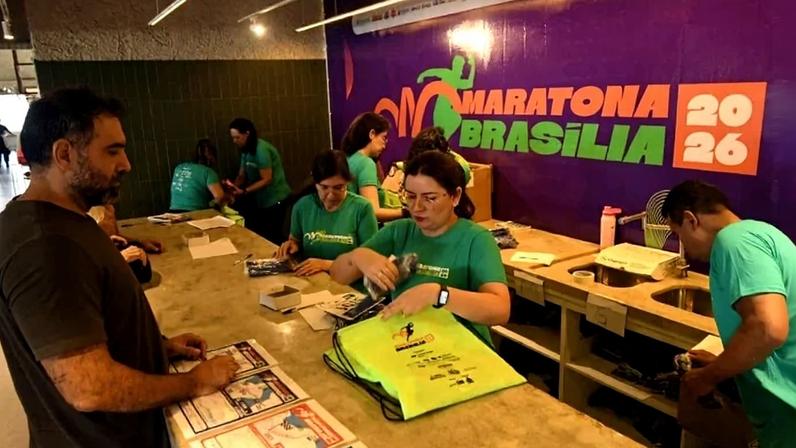 Participantes retiram kits para o evento no Conjunto Nacional - (crédito: Marcelo Ferreira/CB/D.A Press)