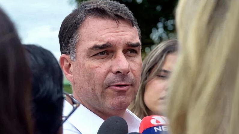 Flávio afirmou que o ex-governador mineiro estaria sendo injustamente atingido por decisões judiciais - (crédito: Ed Alves CB/DA Press)
