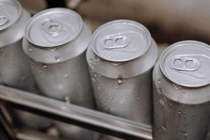 A água em lata surpreendeu ao crescer 24% sobre 2024 e desponta como principal aposta do setor - (crédito: Pexels )