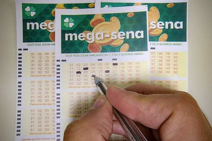 Os apostadores que desejam participar da disputa e conquistar a bolada podem realizar suas apostas até às 20h - (crédito: Rafa Neddermeyer/Agência Brasil/Arquivo)
