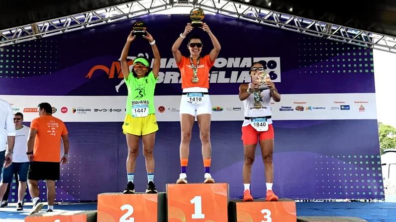 Campeãs celebram vitória no pódio dos 10 k feminino da Maratona Brasília