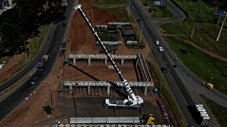 Guindaste iça as estruturas de concreto que serão posicionadas sobre as vigas transversais - (crédito: Divulgação/DER-DF)