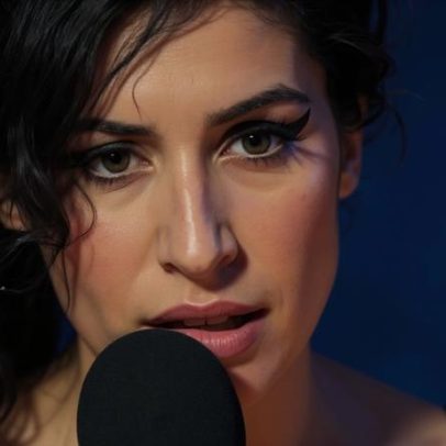 Pai de Amy Winehouse perde ação contra amigas da filha que leiloaram objetos