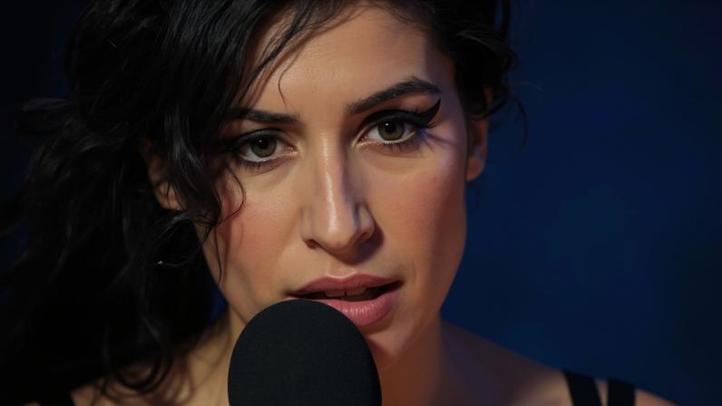 Entre os objetos havia uma bolsas de grifee vestidos que a cantora usou em sua última turnê, pouco antes de morrer aos 27 anos - (crédito: Youtube Amy Winehouse)