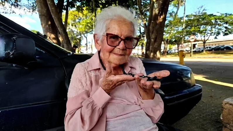 Sentada em frente ao Tribunal do Júri de Planaltina, Antônia Lopes de Oliveira, de 92 anos, acompanha o desfecho do julgamento. - (crédito: Letícia Mouhamad / CB PRESS)