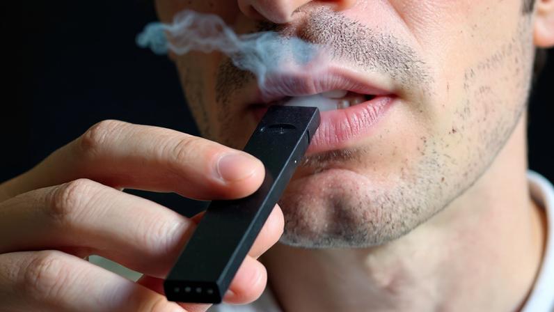 Consumo de vape: especialistas apostam em conversas presenciais para alertar os usuários dos riscos - (crédito: Eva Hambach/AFP)
