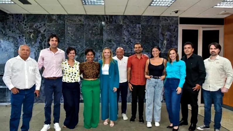 Reunião foi composta por deputados de oposição, presidente da Câmara Legislativa, governadora Celina Leão e representantes da UnDF - (crédito: Reprodução/GDF)