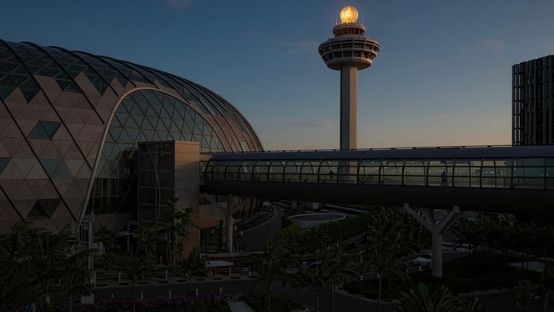 Os terminais do aeroporto Changi, em Singapura, foram projetados com a redução do estresse em mente
