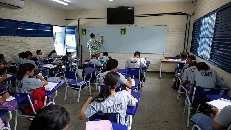 GDF recua e suspende nova regra de pagamento para professores temporários